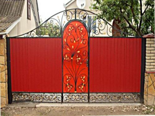 Профессиональный выбор: калитка для забора из профнастила 06