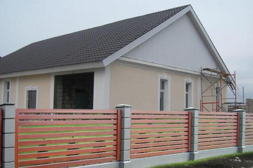 Какие варианты калиток из профнастила можно использовать для создания уникального дизайна забора. Забор из профнастила: два варианта