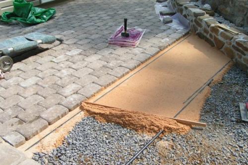 Как уложить тротуарную плитку своими руками: простой способ 01
