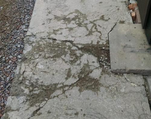 Как ухаживать за отмосткой и продлить ее срок службы. Чем покрыть бетонную отмостку вокруг дома: его защита и украшение