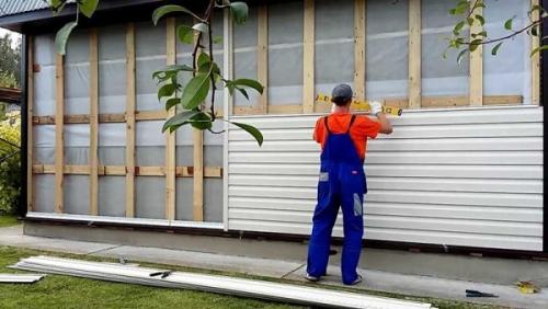 Как правильно прикрепить сайдинг к деревянному дому своими руками 37