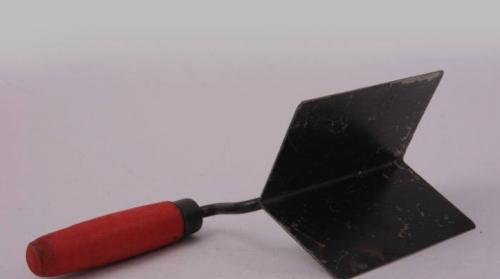 Какие инструменты нужны для монтажа наружного угла. Какими бывают угловые шпатели и как ими работать?