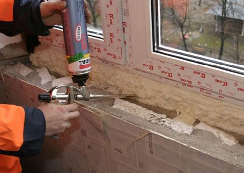 Дует из-под подоконника. Дует снизу подоконника, между рамой и откосами