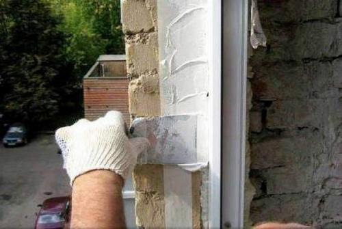 Дует из-под подоконника. Дует снизу подоконника, между рамой и откосами