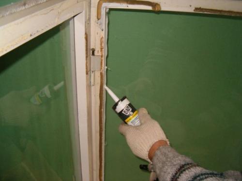 Чем заделать щели в деревянных окнах снаружи. Герметик для деревянных окон — правила выбора и использования