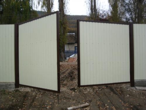 Как выбрать и установить ворота с калиткой и без неё из профнастила для гаража 02