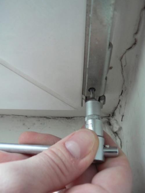 Регулировка прижима пластиковых окон со стороны петель. Самостоятельная регулировка пластиковых окон