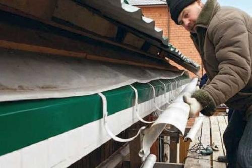 Как правильно установить водостоки на крыше. Правила и последовательность сборки желобов 19 Как правильно установить водостоки на крыше. Правила и последовательность сборки желобов 19