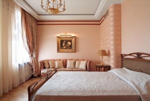 Обои в спальню комбинированные. Комбинированные обои для спальни: модные тенденции