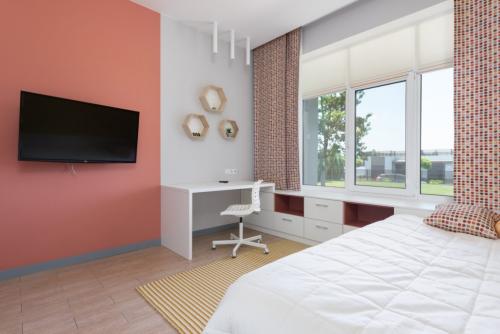 На какую стену клеить обои с рисунком в спальне. Цвет