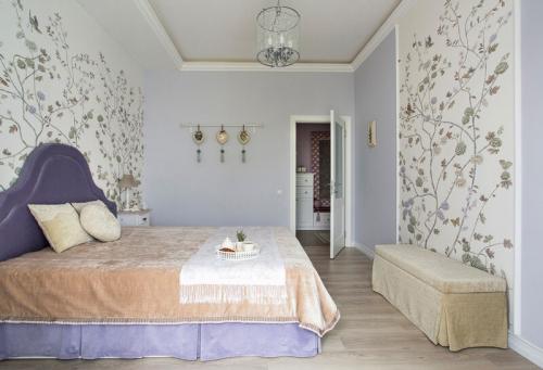 Как лучше комбинировать обои в спальне. Какие задачи можно решить сочетанием обоев в спальне