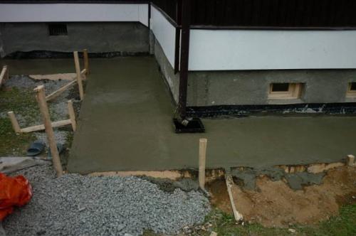 Какие факторы следует учитывать при выборе отмосток для дачного дома по снип