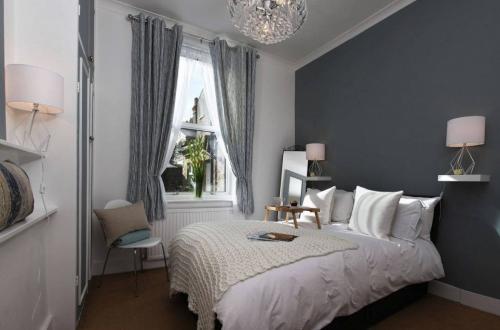 Двухцветный обои в спальню комбинированные. Комбинированные обои в спальню двух цветов