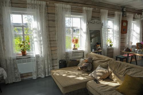 Какие факторы могут повлиять на решение о превращении старого дома в новый