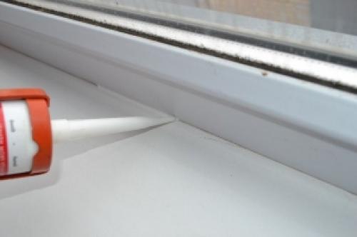 Щель между окном и подоконником.  Дует между подоконником и окном –, как устранить щель 01 Щель между окном и подоконником.  Дует между подоконником и окном –, как устранить щель 01