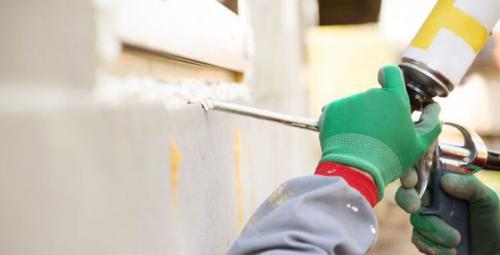 Как дополнительно утеплить пластиковые окна. Как определить, откуда дует 01