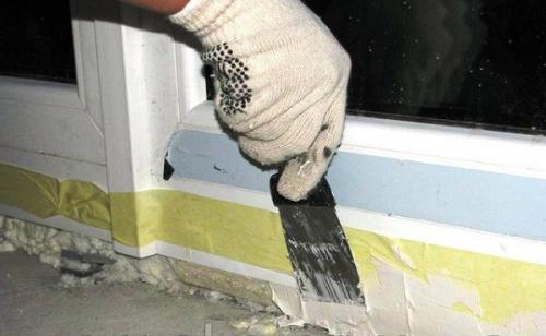 Дует между окном и стеной. Дует снизу подоконника, между рамой и откосами