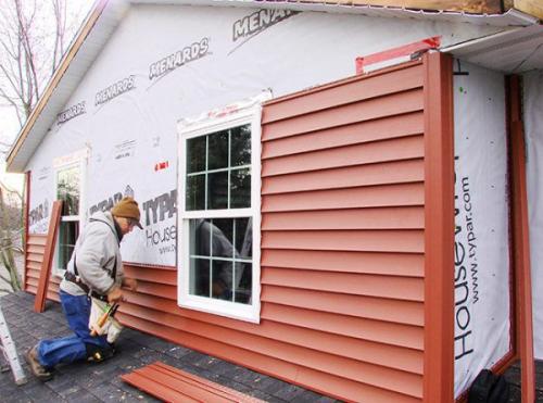 Какой сайдинг лучше защищает дом от ультрафиолетового излучения - виниловый, акриловый или металлический. Достоинства сайдинга, как отделочного материала