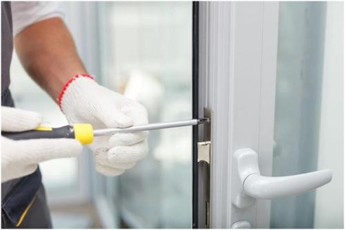 Чем заделать щель между подоконником и стеной. Причины появления щелей