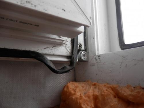 Уплотнитель между окном и стеной. Почему дует из пластикового окна?