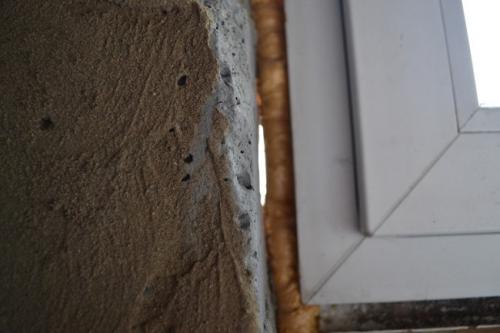 Уплотнитель между окном и стеной. Почему дует из пластикового окна?