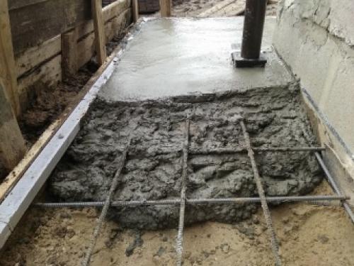 Пропорции бетона для отмостки. Прочная и долговечная отмостка: как приготовить цементный раствор и какие добавки использовать 07 Пропорции бетона для отмостки. Прочная и долговечная отмостка: как приготовить цементный раствор и какие добавки использовать 07