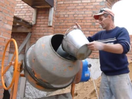 Пропорции бетона для отмостки. Прочная и долговечная отмостка: как приготовить цементный раствор и какие добавки использовать 13 Пропорции бетона для отмостки. Прочная и долговечная отмостка: как приготовить цементный раствор и какие добавки использовать 13