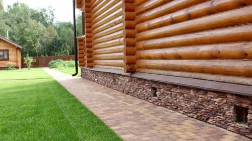 Отмостка вокруг старого дома. Как делать ремонт отмостки?