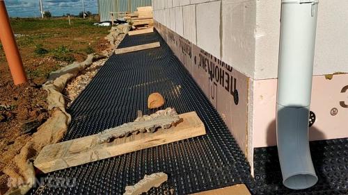 Гладкая и РОВНАЯ отмостка своими руками. Защита фундамента от излишка влаги, обустройство дренажа 08 Гладкая и РОВНАЯ отмостка своими руками. Защита фундамента от излишка влаги, обустройство дренажа 08