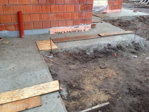 Гладкая и РОВНАЯ отмостка своими руками. Защита фундамента от излишка влаги, обустройство дренажа 07 Гладкая и РОВНАЯ отмостка своими руками. Защита фундамента от излишка влаги, обустройство дренажа 07