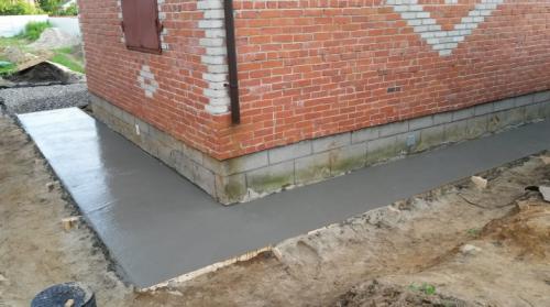 Отмостка вокруг дома из бетона. Как правильно сделать отмостку из бетона?