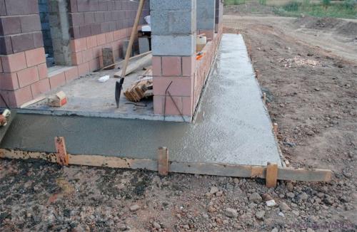 Толщина отмостки из бетона вокруг дома. Как правильно сделать отмостку из бетона? 10 Толщина отмостки из бетона вокруг дома. Как правильно сделать отмостку из бетона? 10