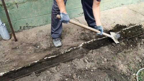 Как укрепить отмостку вокруг дома. Процесс ремонта разрушенной отмостки