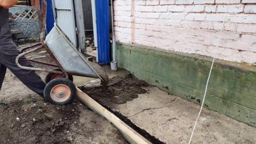 Как укрепить отмостку вокруг дома. Процесс ремонта разрушенной отмостки