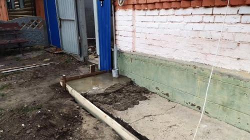 Как укрепить отмостку вокруг дома. Процесс ремонта разрушенной отмостки