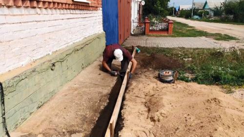 Как укрепить отмостку вокруг дома. Процесс ремонта разрушенной отмостки