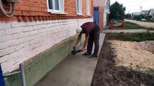 Как укрепить отмостку вокруг дома. Процесс ремонта разрушенной отмостки