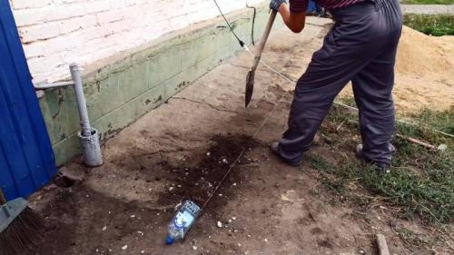 Как укрепить отмостку вокруг дома. Процесс ремонта разрушенной отмостки