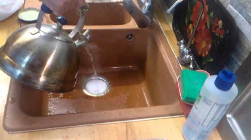 Наконец-то решила проблему с засорами в трубах. Решила проблему с засором в трубах раз и навсегда. Требуется всего 5 минут, справляюсь без покупки дорогущей химии.