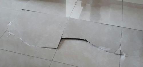 Почему отходит плитка от теплого пола. Что делать, если обнаружилась пустота под плиткой на полу