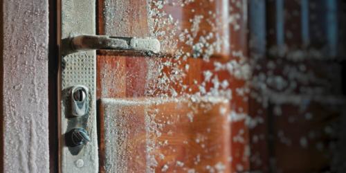 Утеплить дверь по периметру. Утепление входной двери в частном доме