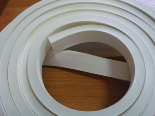 Как утеплить входную дверь от сквозняка. Какой утеплитель лучше выбрать?