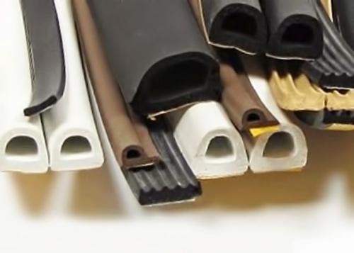 Как утеплить входную дверь от сквозняка. Какой утеплитель лучше выбрать?