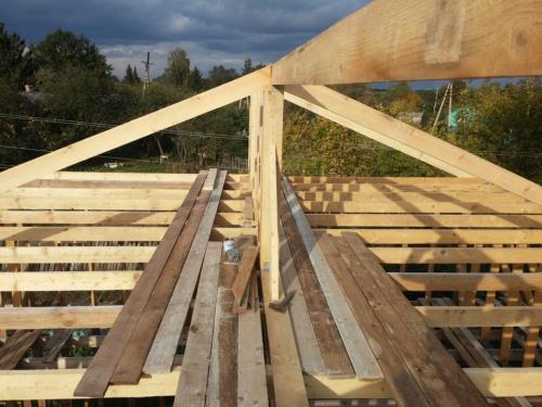 Как сделать крышу двухскатную. Обязательные элементы в конструкции двускатных кровель