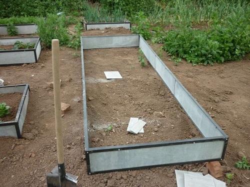 Как сделать высокую грядку своими руками. Прочие материалы для ограждения 08