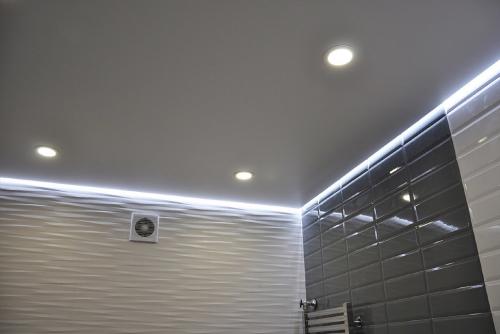 Алюминиевый профиль для натяжных потолков с подсветкой. Почему потолок «парит»?