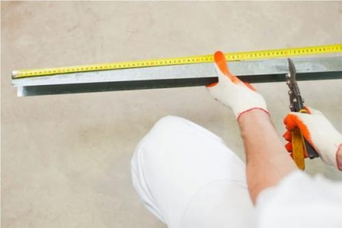 Как крепить профиль к бетону. Этап №1 – крепление направляющих элементов к поверхности