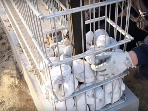 Каменный забор с деревянным заполнением: современный дизайн для вашего участка 20