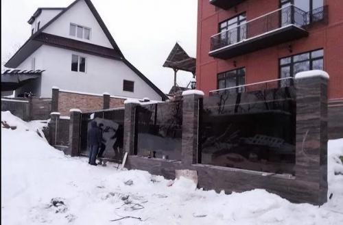 Какие материалы используются для строительства каменного забора с деревянным заполнением. Материалы исполнения