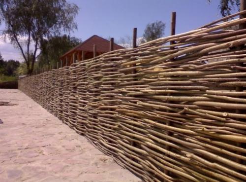 Какие материалы используются для строительства каменного забора с деревянным заполнением. Материалы исполнения